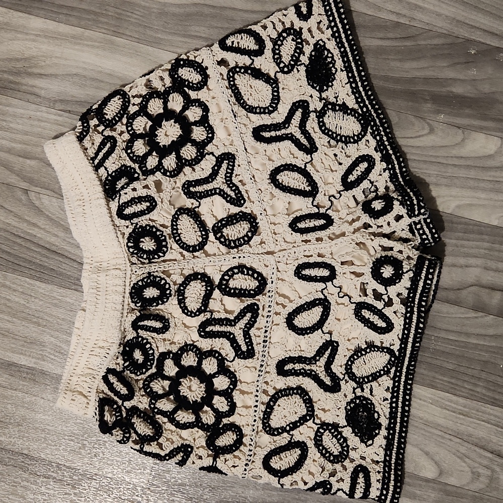 REBELLION Size L. Black and Cream Crochet Top and Shorts Set - Picture 4 of 12